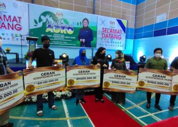 HASLINA ABDUL HAMID (empat dari kiri) berbual bersama wakil-wakil penerima geran program Agropreneur Muda peringkat negeri Perlis di kampus Unimap Kubang Gajah, Arau, Perlis, hari ini. - UTUSAN/SYED AZLAN SAYID HIZAR