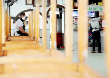PEMATUHAN Prosedur Operasi Standard (SOP) yang ketat pada masa sekarang didakwa menyebabkan pengusaha restoran terkesan. - UTUSAN/RASUL AZLI SAMAD