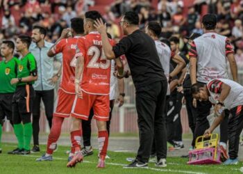 Rezal Zambery Yahya memuji semangat juang tinggi pemain Kelantan FC yang masih mampu mengikat JDT II 1-1  biarpun beraksi dengan 10 pemain dalam saingan Liga Perdana di Stadium Sultan Muhammad IV, Kota Bharu kelmarin. - IHSAN TRW KELANTAN FC