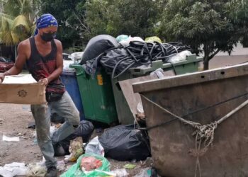 AHMAD Tajudin Ibrahim mencari rezeki dengan mengutip barangan terbuang di perumahan rakyat di Kuala Ibai, Kuala Terengganu. - UTUSAN
