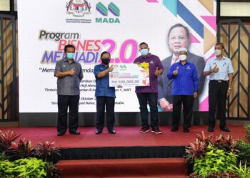 AHMAD Hamzah (dua kiri) menyampaikan replika cek kepada seorang Usahawan Agro MADA pada Program Bisnes Menjadi Mempelbagaikan Pendapatan Usahawan di Alor Setar, Kedah, hari ini.
