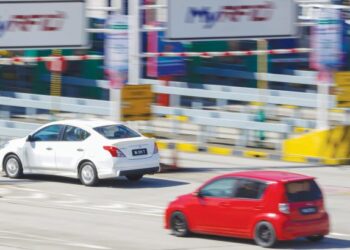 MASALAH kesesakan teruk di Plaza Tol Sungai Besi, Kuala Lumpur boleh berlaku jika hanya lorong RFID yang dibuka. – UTUSAN/FARIZ RUSADIO