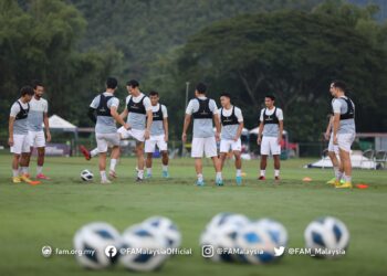 PEMAIN Harimau Malaya menjalani latihan akhir di Chiang Mai semalam dalam persiapan menghadapi Tajikistan pada perlawanan akhir Piala Raja Thai Ke-48 malam ini. - IHSAN FAM