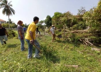 RASMAN Ithnain (kanan, berbaju putih) menyertai gotong royong perdana Bencana Alam Sedili bagi siri ketiga di Sedili Besar, Kota Tinggi, Johor.
