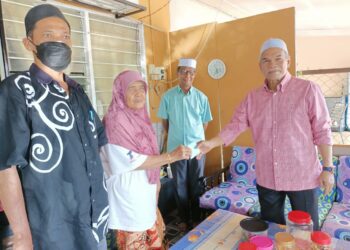RUBIAH Basok menerima kunjungan dan sumbangan daripada Jahaya Ibrahim dekat rumahnya di Taman Kasawari, Kuala Selangor, Selangor, hari ini.
