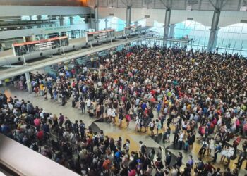 RIBUAN pengembara dari Singapura beratur panjang untuk memasuki Malaysia melalui BSI, Johor Bahru ekoran cuti panjang republik itu.