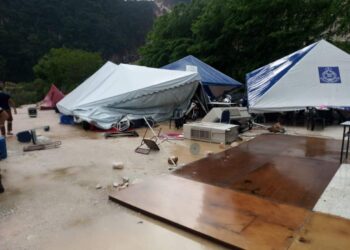 POS Kawalan Tempat Kejadian di tapak runtuhan kuari di Keramat Pulai, Simpang Pulai dekat Ipoh yang rosak dilanda ribut hari ini. - MEDIA SOSIAL