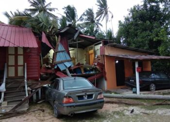 KEADAAN rumah yang rosak akibat kejadian ribut di daerah Manjung, Perak,  malam tadi. - MEDIA SOSIAL