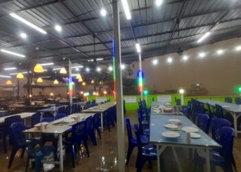 LENGANG... Hujan lebat dan angin kuat yang melanda Bayan Baru, Pulau Pinang semalam menyebabkan 350 pelanggan sebuah kedai makan melarikan dari dan meninggalkaikan makanan yang telah ditempah.