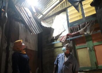MASRI Jambari (kanan) menunjukkan bahagian bumbung rumahnya yang rosak akibat ribut baru-baru ini di Kampung Pinggiran, Gelang Patah, Iskandar Puteri, Johor.