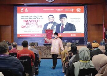 AZIZAN Osman (berdiri) berkongsi rahsia keusahawan dalam sesi business coaching bersama 200 usahawan di Jakarta, semalam.