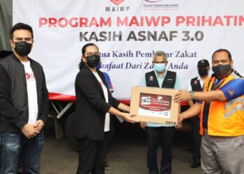 Naib Presiden Kanan RichWorks, Suley Nordyana Yahya menyerahkan simbolik kotak makanan keperluan asas kepada Pembantu Pegawai Pembangunan Masyarakat Kanan Jabatan Kebajikan Masyarakat Wilayah Persekutuan Kuala Lumpur (JKMWPKL), Mohd Shahrulnizam Mazlan di Kuala Lumpur, hari ini.
