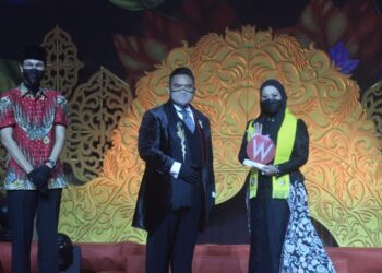DR. Azizan Osman menyampaikan anugerah kepada Ketua Pegawai Eksekutif Eskayvie Sdn. Bhd., Kartika Wati Mohamed di atas kejayaan syarikat itu, baru-baru ini.