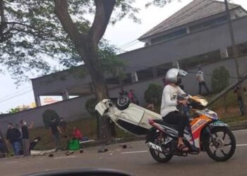 KEADAAN kereta jenis Honda yang terbalik selepas merempuh seorang penunggang motosikal yang juga penghantar makanan di Kilometer 30, Jalan Johor Bahru - Air Hitam, di Kulai, Johor.