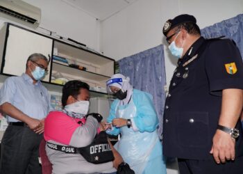 SEORANG pekerja penghantar makanan Food Panda menerima vaksin Covid-19 di PPV Klinik Briged Utara PGA Ulu Kinta di Ipoh, Perak baru-baru ini. - UTUSAN/ZULFACHRI ZULKIFLI