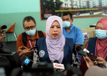 Rina Harun dalam sidang akhbar selepas program Kembara Prihatin Negara (KPN) Kawasan Pangsapuri Cempaka, Pulau Meranti dekat Putrajaya.