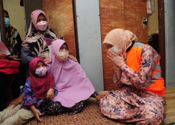 RINA Harun (kanan) beramah mesra dengan ahli keluarga Intan Iewanina ketika menziarahi mereka di Flat Sri Perantau di Klang, Selangor, hari ini. - UTUSAN / MOHAMAD NAUFAL MOHAMAD IDRIS