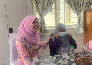 RINA Mohd. Harun bersama remaja Sindrom Down yang dikenali Bella. - FB RINA MOHD HARUN