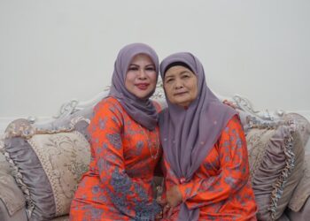 RINA MOHD. HARUN bersama ibunya, TAIYIBAH RUSLI