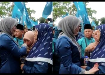 TANGKAP layar video tular memaparkan insiden Rina Harun mengelap tangannya di pakaian ibunya, Taiyibah Rusli setelah bersalaman.