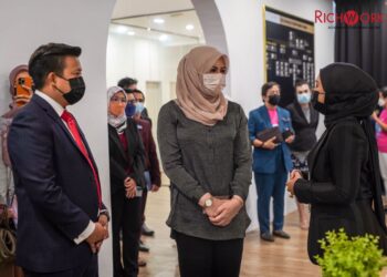 RINA Mohd. Harun (tengah) ketika menghadiri program Jerayawara Jutawan Wanita bersempena program Wanita Bangkit Berniaga. 