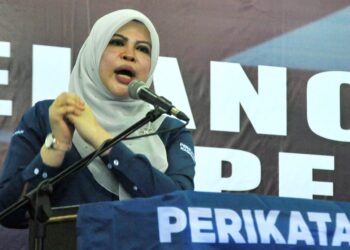 RINA Harun ketika berucap pada Majlis Pelancaran Jentera Wanita PN Negeri Johor di Hotel Berjaya Waterfront di Johor Bahru. -UTUSAN/RAJA JAAFAR ALI