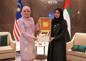 RINA Mohd. Harun bertemu Hessa Essa Buhumaid menerusi perjumpaan rasmi di Ekspo Dubai. - IHSAN KPWKM