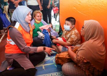 RINA Harun melawat mangsa banjir di PPS Dewan Komuniti Dengkil, Selangor. - UTUSAN/FAISOL MUSTAFA