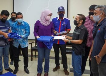 RINA Mohd. Harun menyerahkan sumbangan pada Majlis Penyerahan Khemah dan bantuan Aktiviti Syawal Dirai Bersama KRT Parlimen Titiwangsa di Dewan Komuniti Desa Pandan, Kuala Lumpur, hari ini. - FOTO/SHIDDIEQIIN ZON