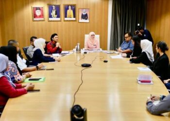 RINA Mohd. Harun berbincang dengan pimpinan Majlis Belia Malaysia diketuai Pengerusinya, Mohd Fairos Rusli dan Pengerusi Jawatankuasa Hal Ehwal Wanita & Keluarga Majlis Belia Malaysia, Ruby Chow Heng Yee mengenai kerjasama yang akan dilaksanakan untuk memperkasakan belia wanita.