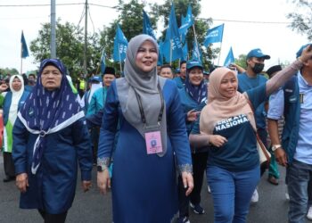 RINA Harun ketika berarak dengan penyokong PN pada hari penamaan calon PRU15 di Dewan Komuniti Bandar Baru Salak Tinggi, Sepang, Selangor, baru-baru ini. - UTUSAN/FAISOL MUSTAFA