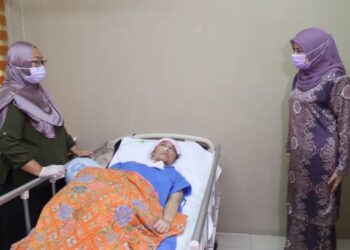 RINA Mohd. Harun melawat Jahidah Nordin yang masih terlantar dan separuh sedar di rumah adiknya di Bandar Sri Sendayan, Seremban hari ini.-UTUSAN/NOR SHAFAWATI YUP