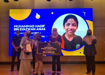 RINA Mohd. Harun menyampaikan Anugerah Pingat Hang Tuan kepada Muhammad Hadif Syazwan Anas sempena sambutan Hari Kanak-Kanak Peringkat Kebangsaan, di KPWKM, Putrajaya. - UTUSAN/SITI AI'SYAH SUKAIMI