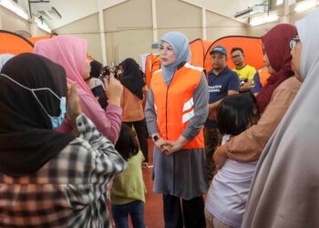 RINA Harun melawat mangsa banjir di PPS Dewan Komuniti Dengkil, Selangor. - UTUSAN/FAISOL MUSTAFA