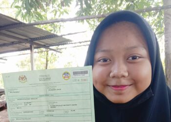 BADIAH AFIFAH ABDULLAH menunjukkan Surat Daftar kelahirannya.