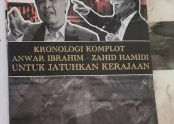 RISALAH tuduhan komplot Anwar Ibrahim dan Ahmad Zahid Hamidi mahu menjatuhkan kerajaan yang dihantar secara pos kepada ahli UMNO Bahagian Larut. – UTUSAN/WAT KAMAL ABAS