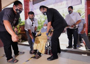 Kakitangan RISDA dan Pejabat Kesihatan Daerah membantu seorang warga emas untuk diberikan suntikan vaksin Covid-19 di Kampung
Bukit Kerdas, Jempol, semalam. - UTUSAN/MOHD SHAHJEHAN
MAAMIN.