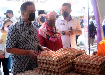 REEZAL Merican Naina Merican meninjau operasi Jualan Keluarga Malaysia di Kepala Batas, hari ini.
