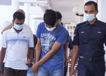 KES pesalah muda (tengah) yang ditangkap dan ‘dimandikan’ sebelum videonya dirakam dan menjadi viral perlu dijadikan sebagai pengajaran buat semua. – UTUSAN/AMIR KHALID