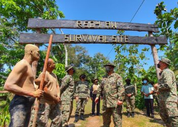 TUANKU Syed Faizuddin Putra Jamalullail (tengah) merasmikan Laman Ikhtiar Hidup R504AW di Kem Bukit Keteri, Padang Besar, Perlis, hari ini.- UTUSAN