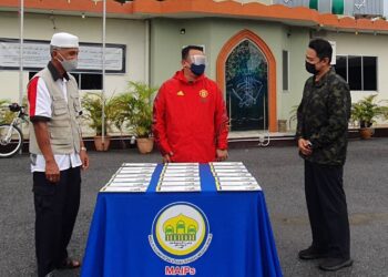 TUANKU Syed Faizuddin Putra Jamalullail (tengah) berkenan berangkat menyerahkan sumbangan agihan zakat Majlis Agama Islam dan Adat Istiadat Melayu Perlis (MAIPs) sempena program MAIPs Peduli di Masjid Dato' Jaafar Hassan, Sungai Padang, Simpang Empat, Arau, Perlis.