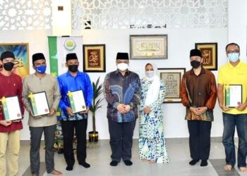 TUANKU Syed Faizuddin Putra Jamalullail (lima dari kiri) dan Tuanku Hajah Lailatul Shahreen Akashah Khalil bersama para pengamal media Perlis pada Majlis Anugerah Media MAIPs 2022 di Galeri Masjid Tuanku Syed Faizuddin Putra Jamalullail, Batu 5, Jalan Kuala Perlis.