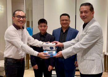TUANKUI Syed Faizuddin Putra  Jamalullail menyaksikan simbolik penyerahan sumbangan barangan keperluan Covid-19 daripada MyUS Venture Partners Sdn. Bhd. melalui YTSP Perlis kepada Kementerian Kesihatan.