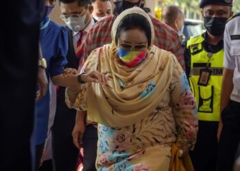 ROSMAH Mansor (tengah) hadir bagi mendengar keputusan sama ada dibebaskan atau dipanggil membela diri dalam kes rasuah di Kompleks Mahkamah Kuala Lumpur pada 18 Februari lalu. – UTUSAN/FARIZ RUSADIO