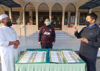 TUANKU SYED FAIZUDDIN PUTRA JAMALULLAIL (tengah) berkenan menyerahkan sumbangan zakat Majlis Agama Islam dan Adat Istiadat Melayu Perlis (MAIPs) kepada seramai 30 asnaf terpilih dalam kalangan anak kariah Masjid Al A'la, Behor Temak, Kangar, Perlis, hari ini.