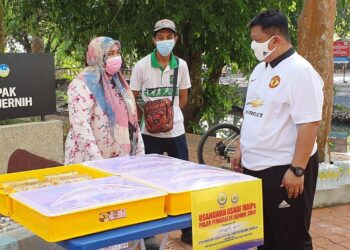 TUANKU Syed Faizuddin Putra Jamalullail (kanan) berkenan menyempurnakan simbolik perasmian perniagaan Bakery Roti yang diusahakan Mohamad Izar Mohamad Zain dan isterinya di Batu 12, Jalan Kaki Bukit, Perlis, hari ini.