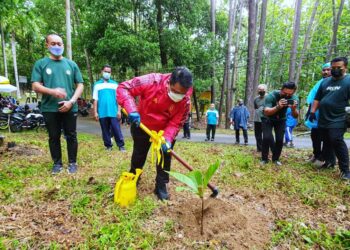 TUANKU Syed Faizuddin Putra Jamalullail berkenan berangkat pada program penanaman pokok jati ‘Tectona Grandid’ bersempena kempen Perlis Hebat Rakyat Bermentaliti Kelas Pertama Dalam Tindakan oleh YTSP Perlis di perkarangan Titi Gantung Stesen Penyelidikan FRIM Mata Ayer, Perlis, semalam.