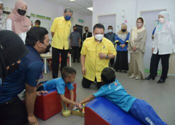 TUANKU Syed Faizuddin Putra Jamalullail diiringi Tuanku Hajah Lailatul Shahreen Akashah Khalil melawat kelas-kelas di Pusat Genius Kurnia di Sentul, Kuala Lumpur, semalam.