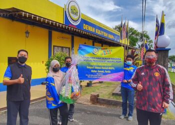 TUANKU SYED FAIZUDDIN PUTRA JAMALULLAIL (kanan) berkenan berangkat menyampaikan anugerah olahragawati terbaik peringkat MAIPs di pekarangan Dewan Kulliyah MAIPs, Behor Temak, Kangar, Perlis hari ini.