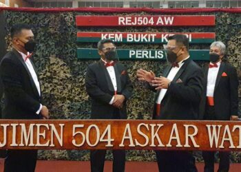 TUANKU SYED FAIZUDDIN PUTRA JAMALULLAIL (dua dari kanan) berkenan berangkat menghadiri Majlis Makan Malam Gala Rejimen 504 Askar Wataniah 2021 di Dewan Harumanis PTSS, Pauh Putra, Arau, Perlis semalam.